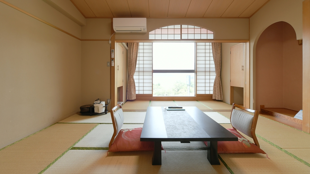【河口湖ビュー：和室8～10畳 ＋ 広縁】河口湖を眼下に、抜群のロケーションはまさに絶景です。