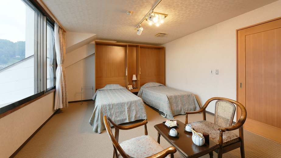 【最上階客室：洋室ツイン】ゆっくりくつろげる洋室のお部屋です。