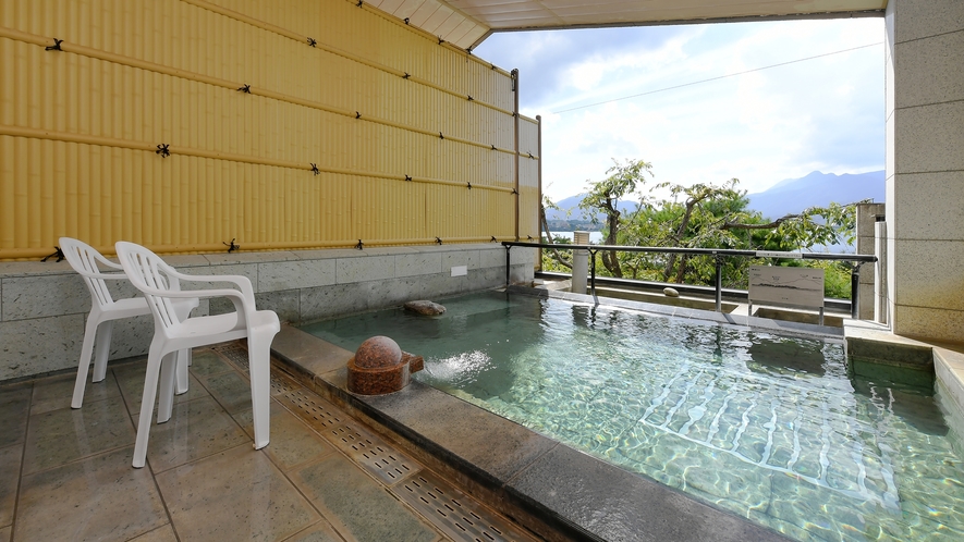 【展望露天風呂】展望露天風呂からは、足和田山や南アルプスの赤石岳までも、遠くに臨むことができます。