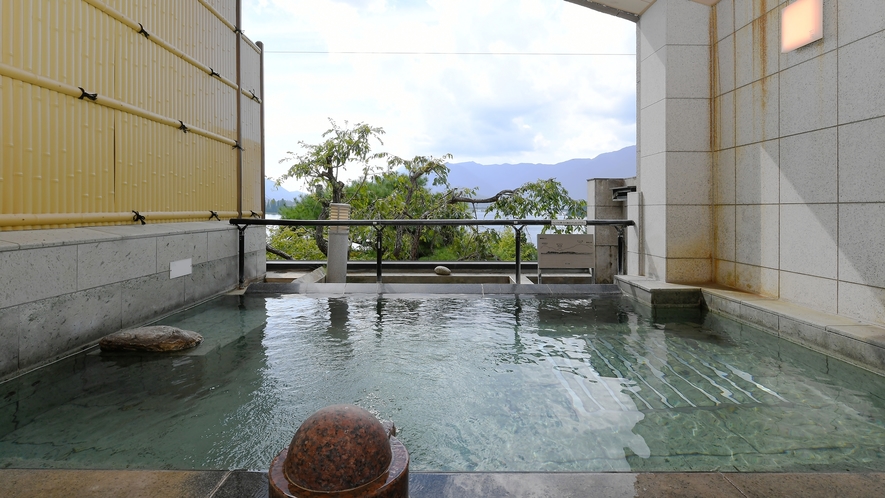 【展望露天風呂】眺望のいい時には、足和田山や南アルプスの赤石岳までも、遠くに臨むことができます。