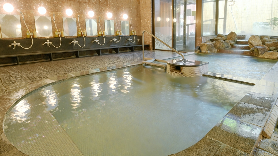 【大浴場】当館1階にある、打たせ湯、バイブラバス、歩行浴を備えた温泉大浴場です。