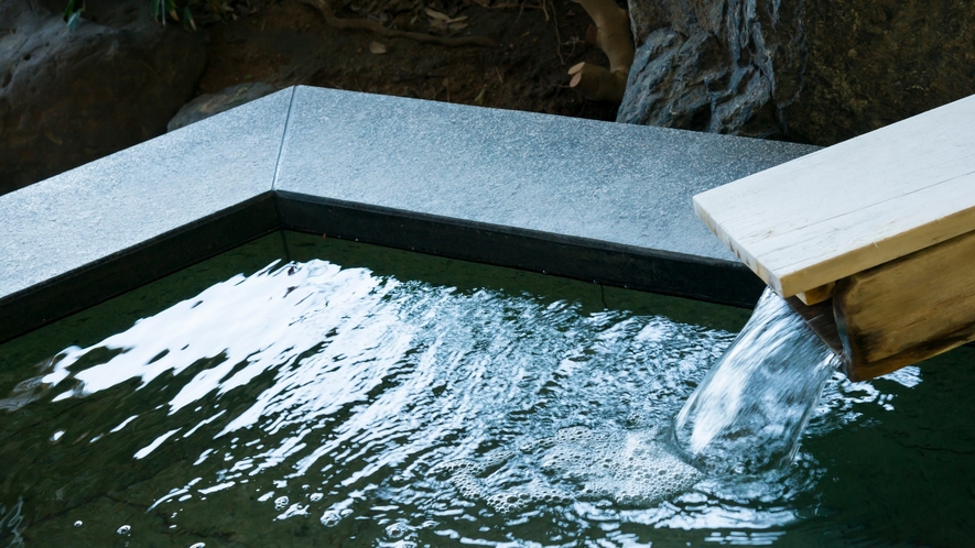 輪島温泉のお湯は海が近いことから、潮の味のするお湯です。