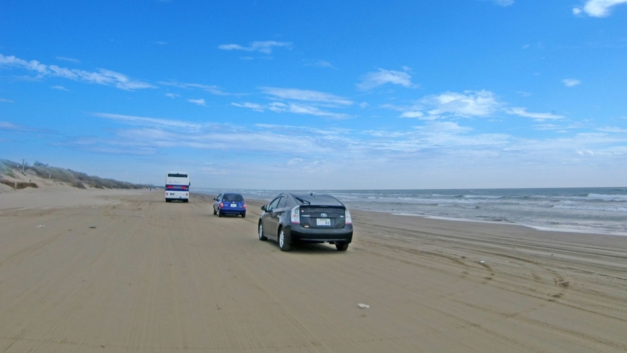 【千里浜なぎさドライブウェイ】全国的にも珍しい、車で走れる砂浜です。