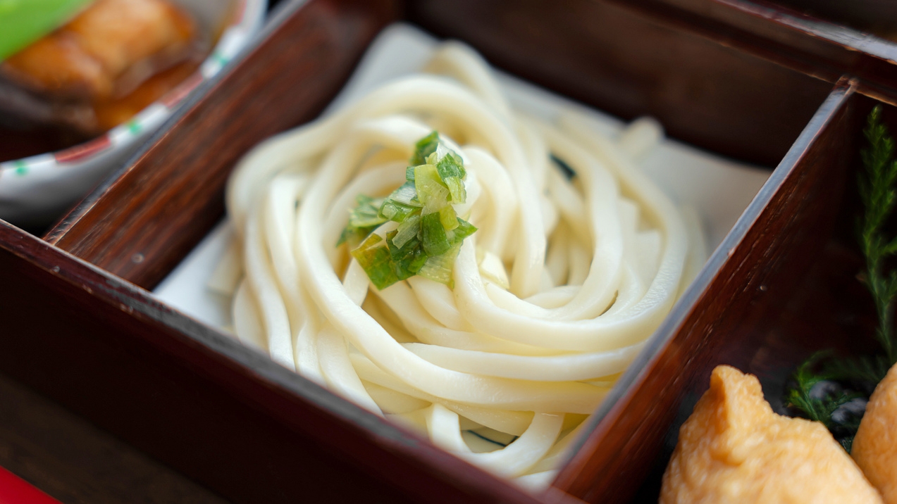 ＜夕食はお部屋で／朝食なし＞夕食はおいなり御膳をお部屋にお届け！朝は無料でクロワッサンをご用意