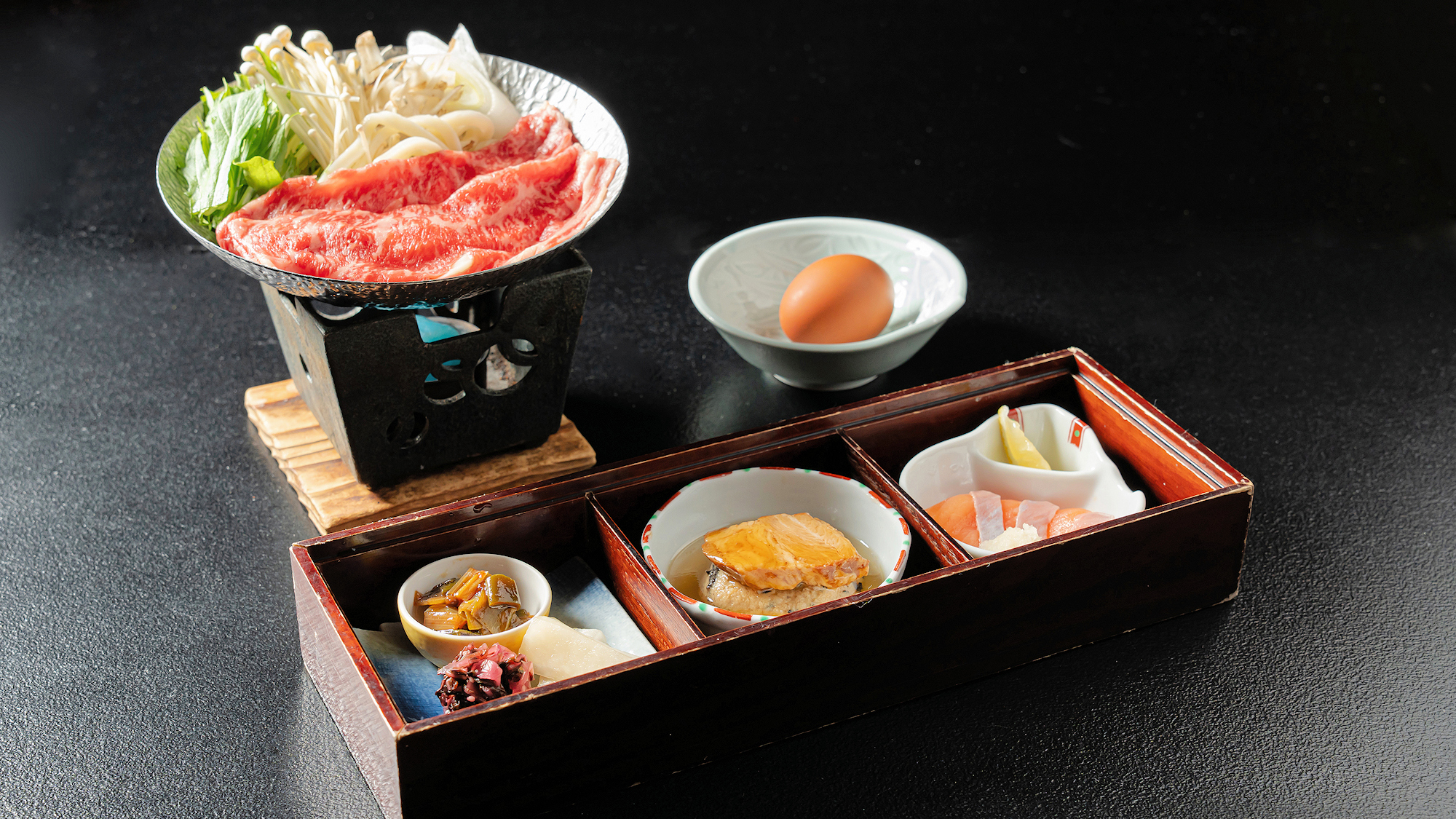 ■素泊まり、朝泊のお客様専用別注料理■お取り置き牛すき焼き膳 4500円／20時以降お部屋にお届け。
