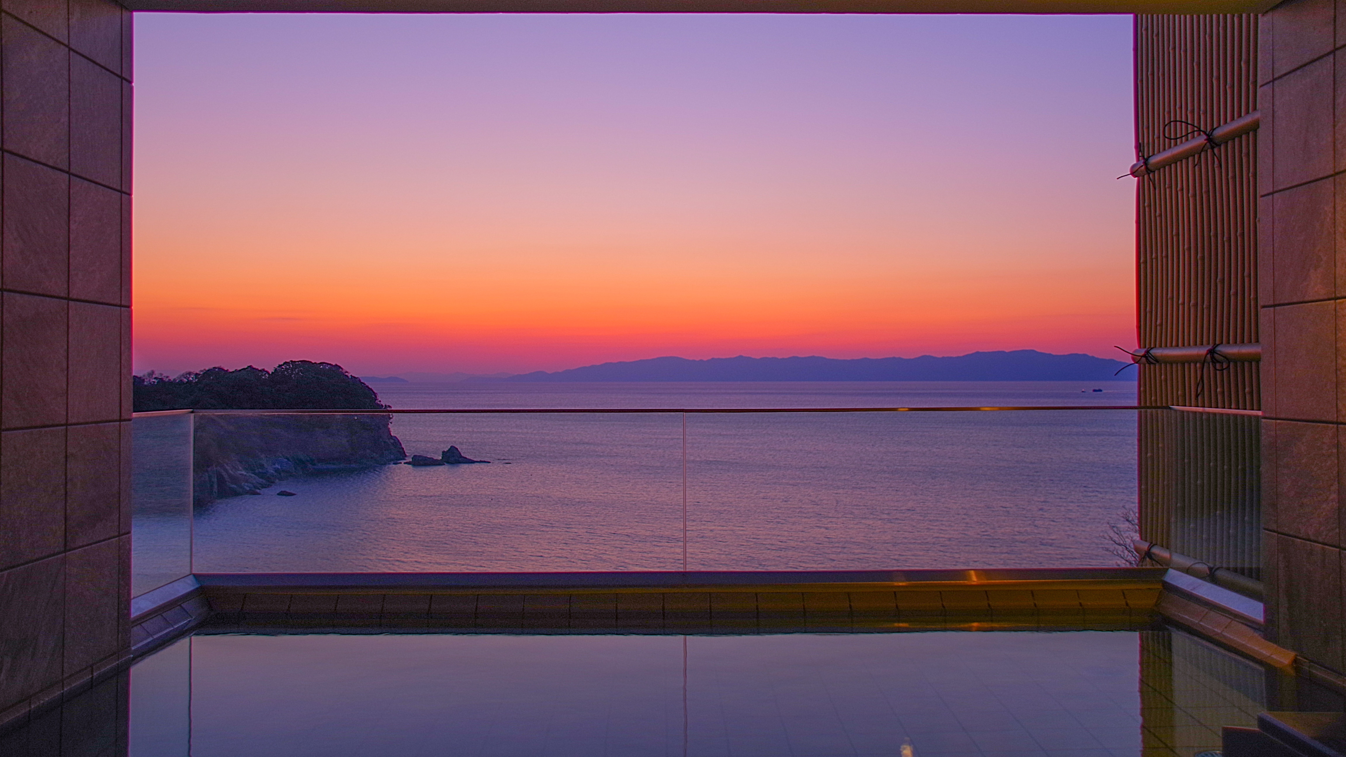 露天風呂から日没後の夕景