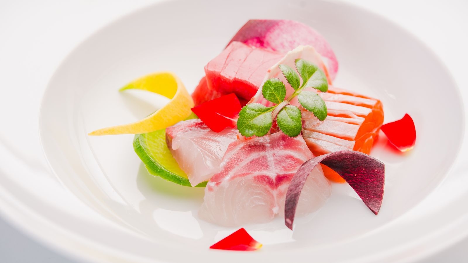 【夏のお日にち限定】見つけたらラッキー☆お一人様4，950円お得！お部屋とお料理をWランクアップ