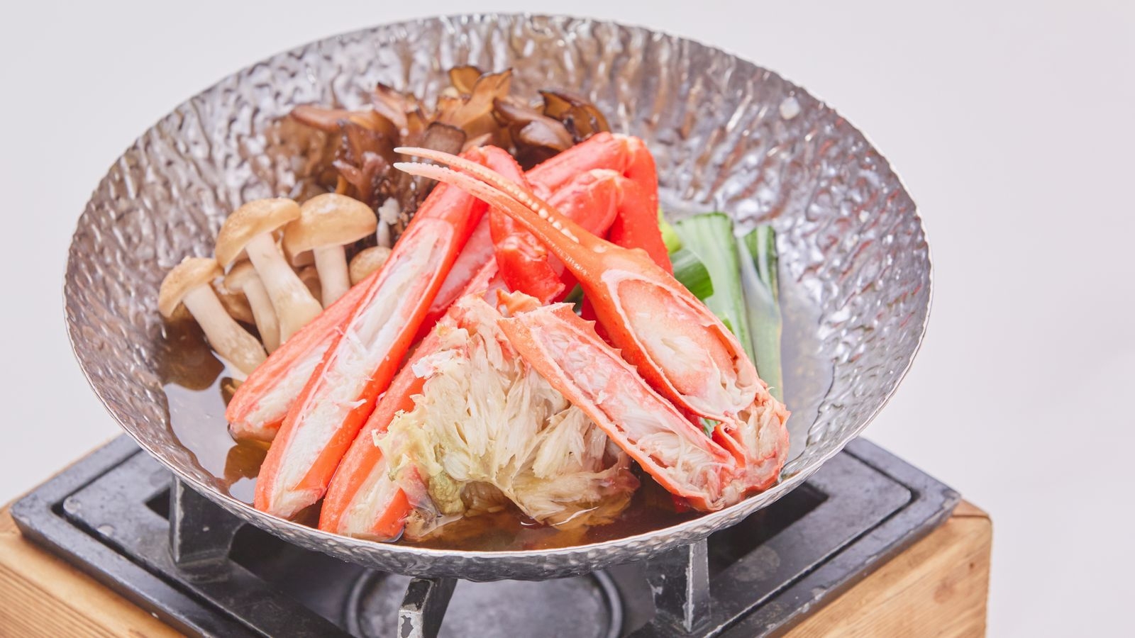 ＜冬季限定＞贅沢にお一人様１杯ずつ「茹で姿蟹」付き蟹会席☆かに刺し・かに鍋も堪能！