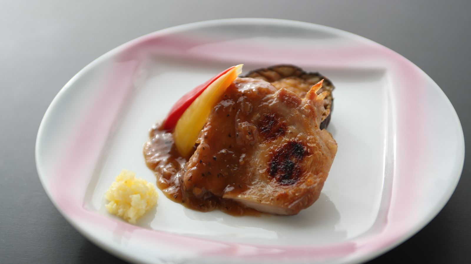 鳥取県産大山鶏のポワレ　黒胡椒ソース