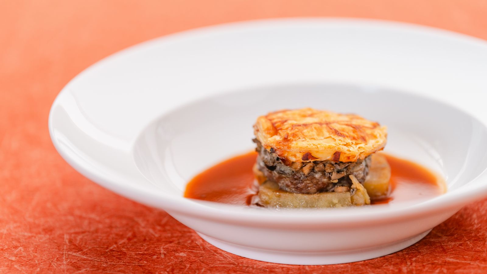 島根和牛のアッシェステーキときのこのパイ生地焼き 　～赤ワインとフォンドヴォーのソース～