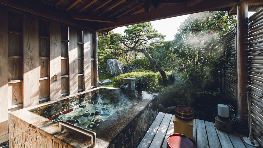 露天風呂付客室「出雲-IZUMO-」　露天風呂は豪華な“めのう風呂”