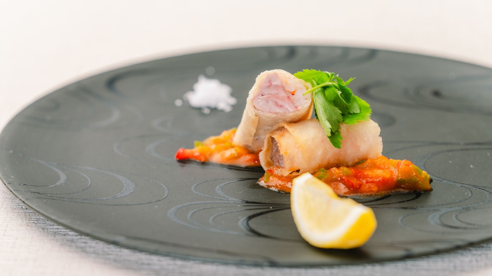 地元産鮮魚のレア春巻き　～サルサソース～