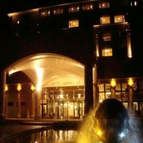 夜のロイヤル胎内パークホテル