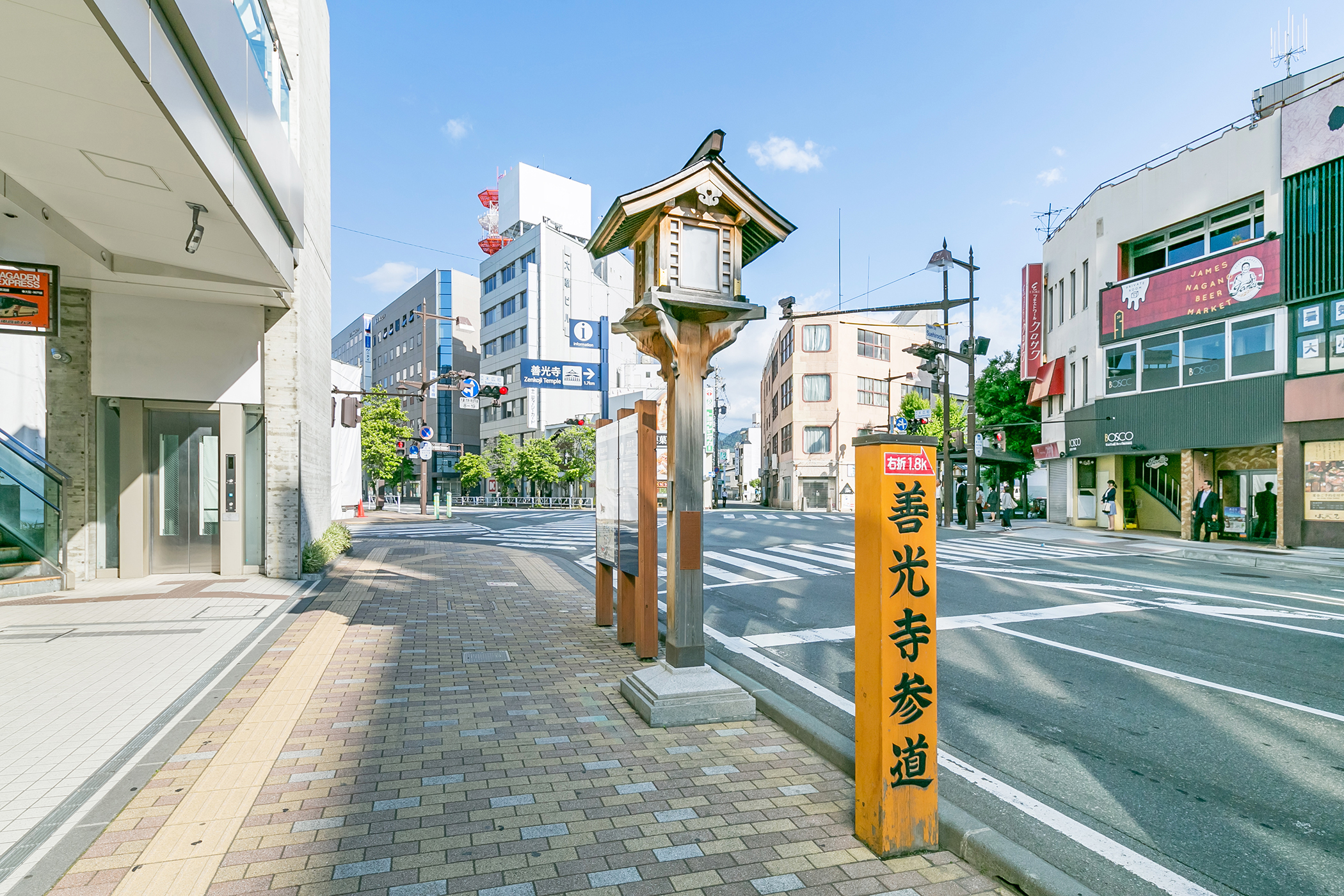ホテルは、善光寺まで向かう参道、「中央通り」に面しています。