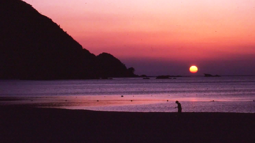*【ある日の風景】夕日で赤く染まる竹野浜