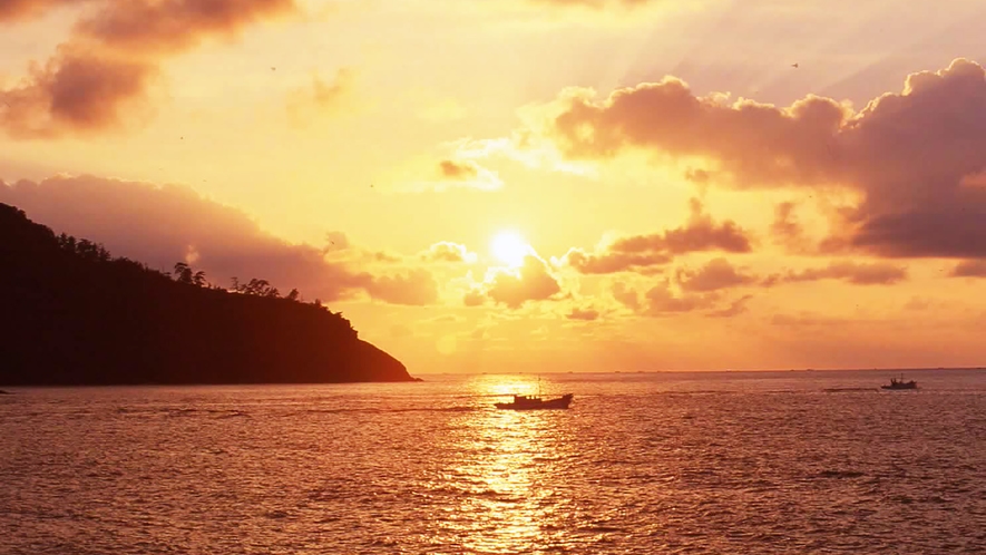 *【ある日の風景】竹野浜に沈む夕日と漁船