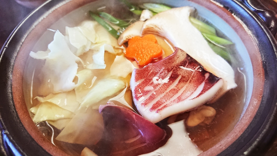*【夕食一例】新鮮な海の幸と自家製野菜の鍋
