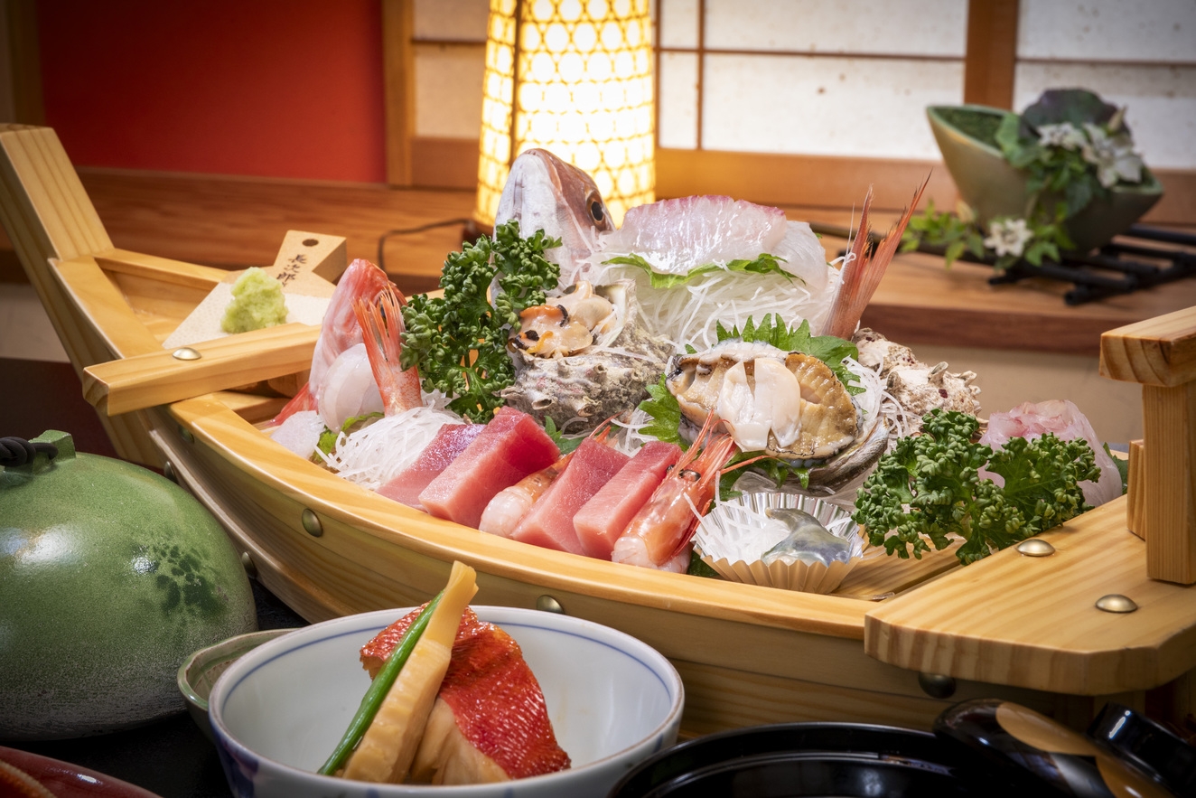 ★New【朝夕お食事処】アワビづくし〜アワビお造り入舟盛と活アワビ踊焼≪貸切風呂無料≫