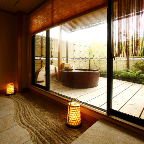[Square] With outdoor bath