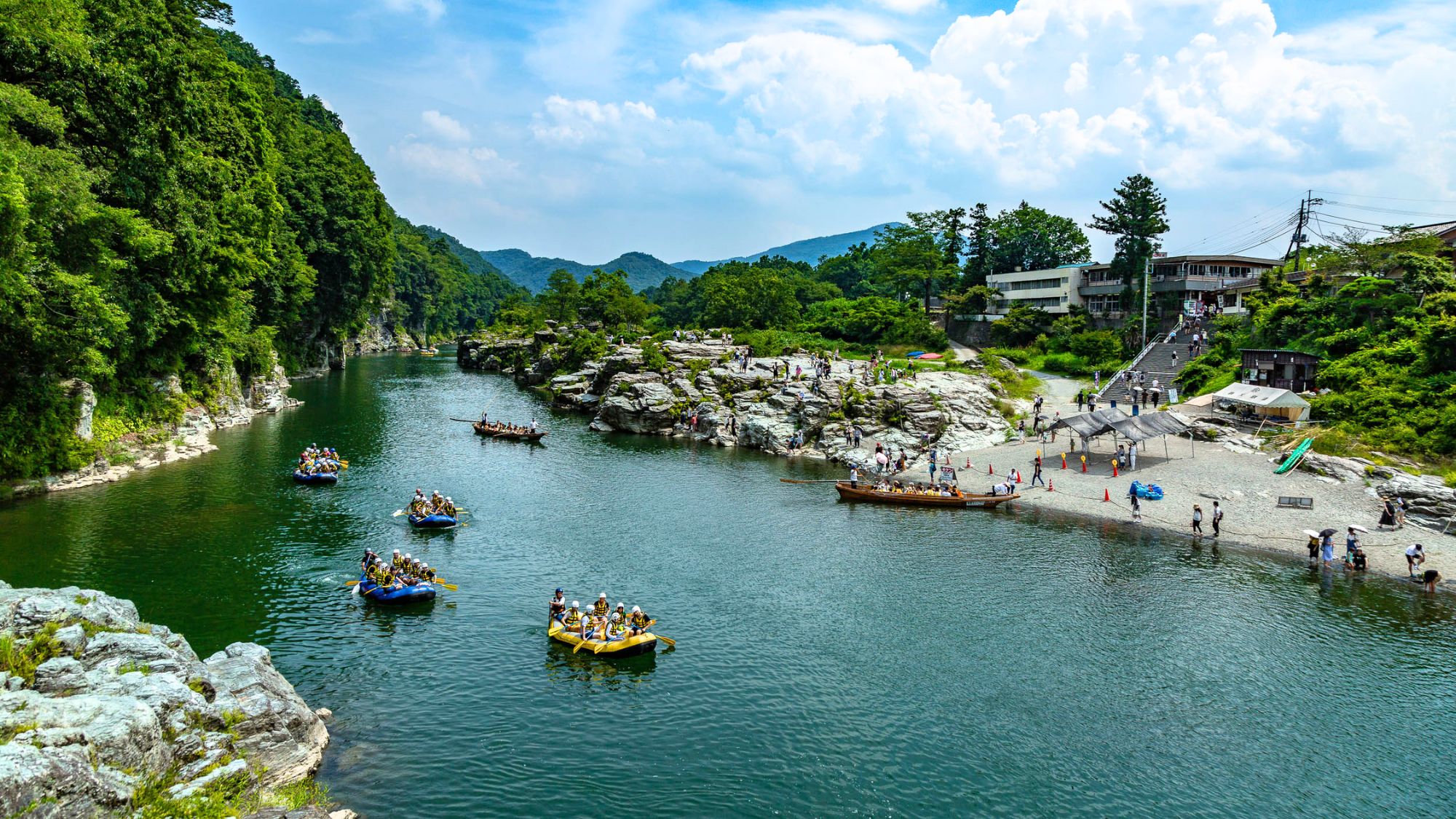長瀞岩畳では、絶景とともにライン下りやラフティングも楽しめます。