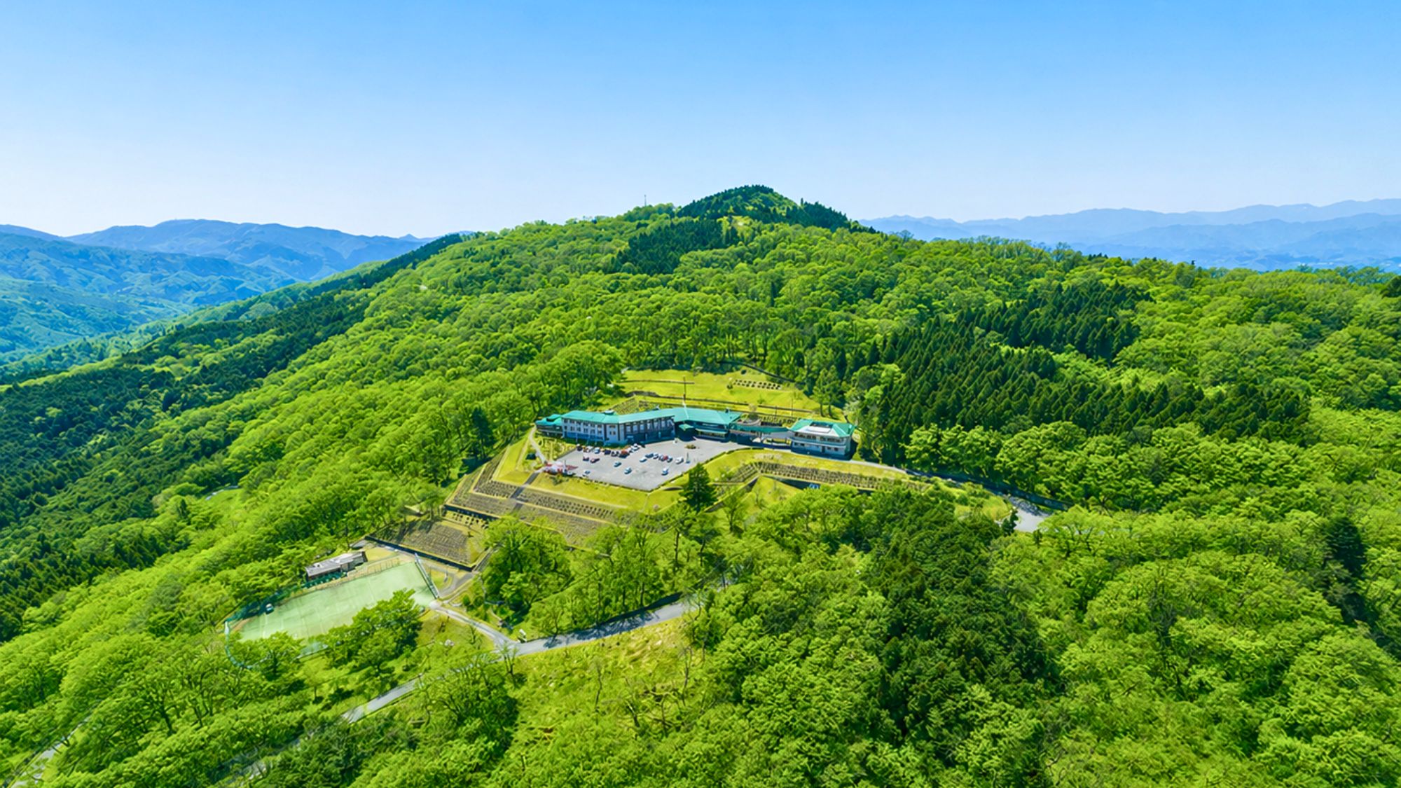 秩父・美の山の大自然に囲まれた高台の宿。 四季折々の山並みを望む、絶景をお楽しみいただけます。
