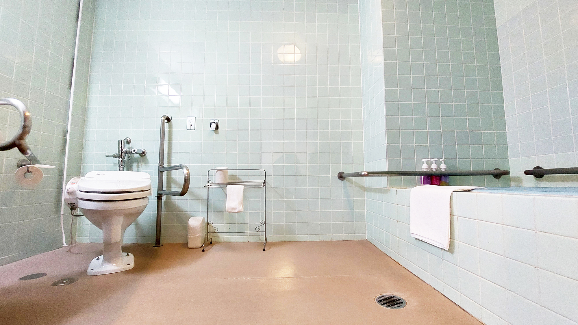 【洋室ツイン】シャワールームとバリアフリー型洋式トイレが付いたお部屋です