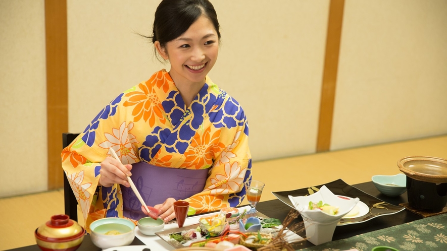 料理を楽しむ女性客