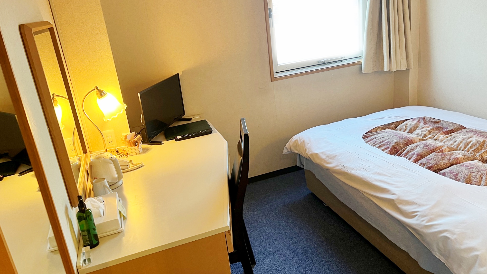 *【部屋一例（新館シングル）】デスクはお部屋でのお仕事も快適に。無料Wi-Fiもご利用いただけます。