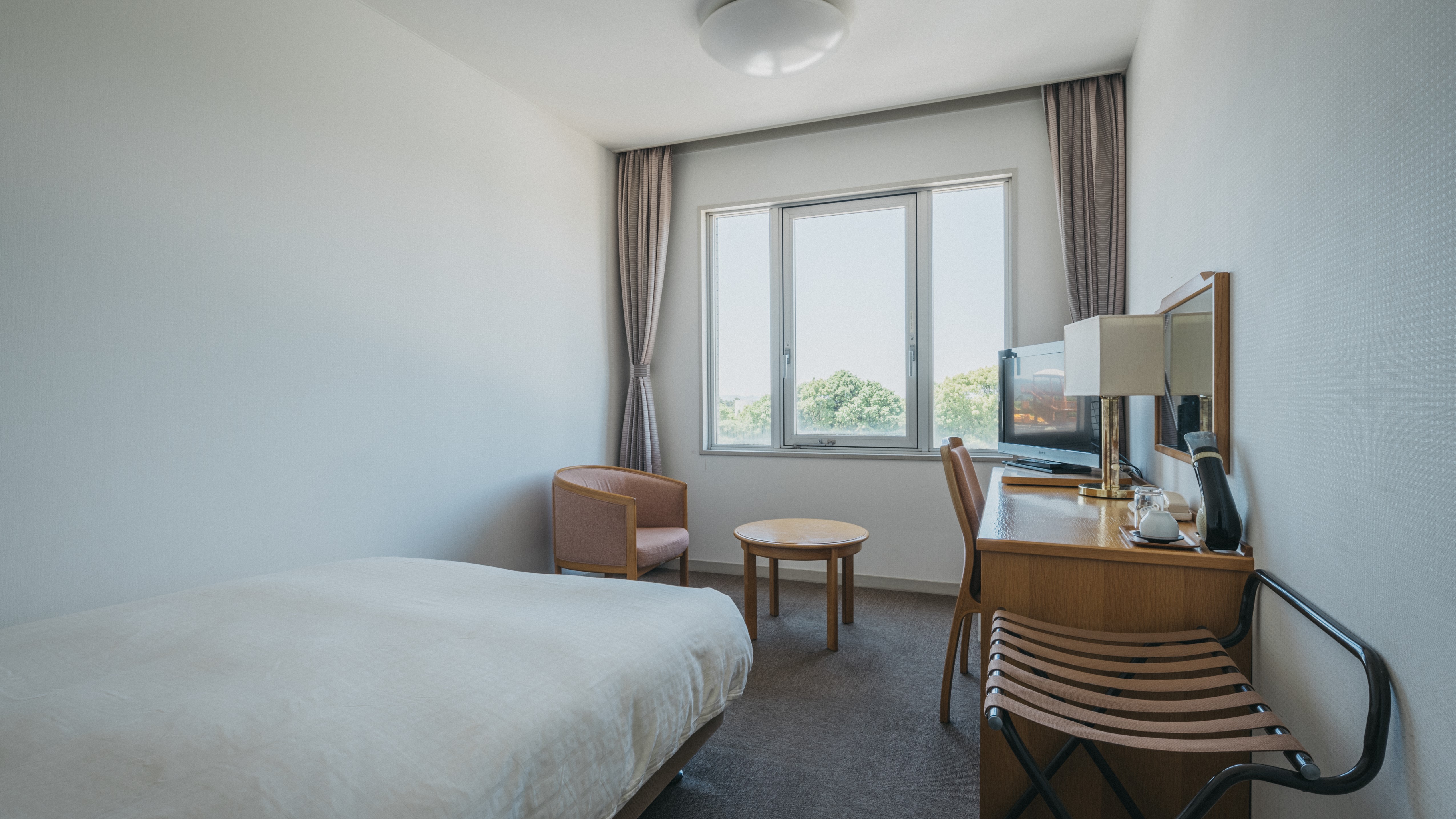 シングルルーム(セミダブルベッドＷ１４０&times;Ｌ１９５ベッド1台）