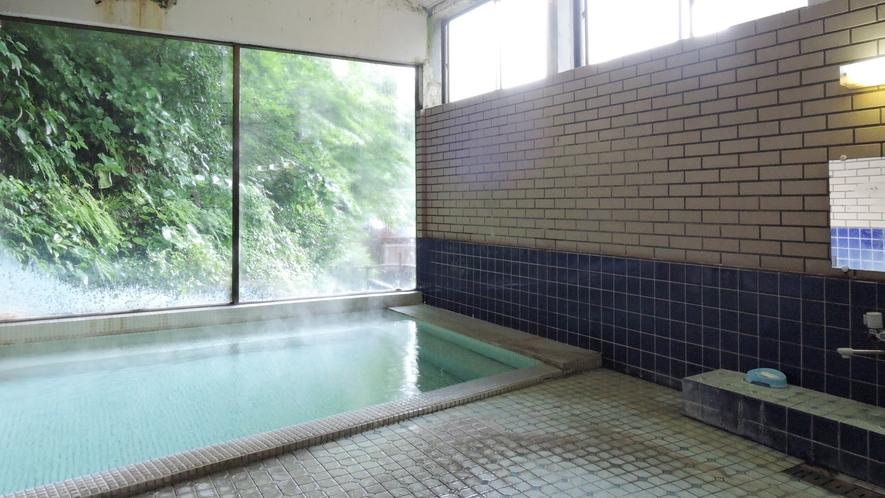 *男女別内湯／日本百名湯にも選ばれた源泉かけ流し温泉。２４時間いつでも入浴可能です。
