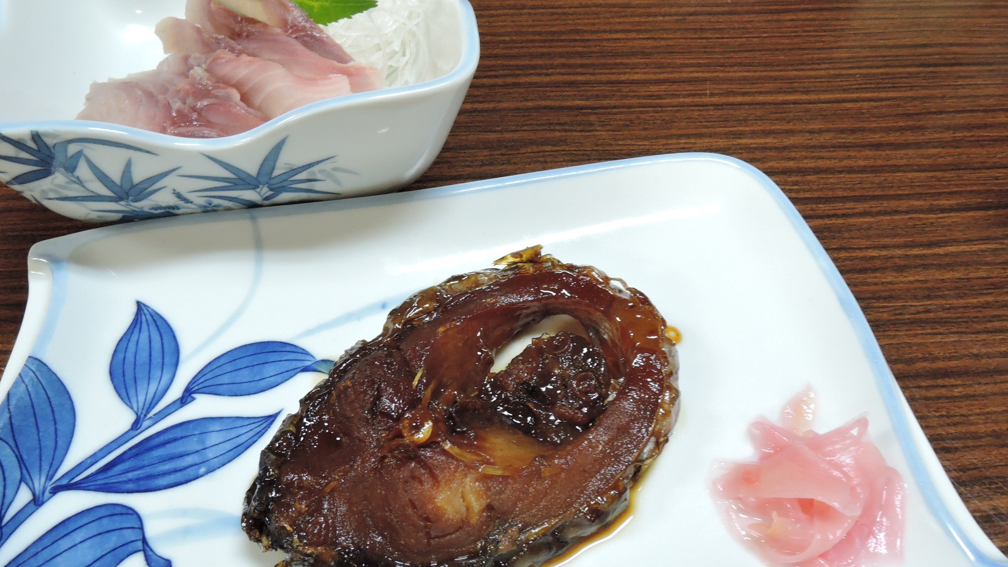 *夕食一例／当館専用の生け簀で、美味しい森の水で丁寧に育てた鯉の甘露煮。