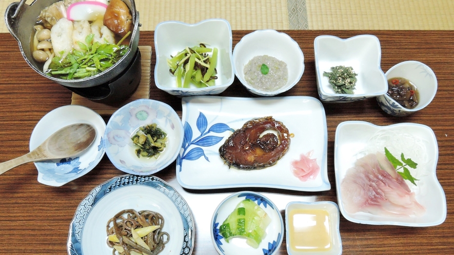 *スタンダード夕食一例／きりたんぽ、鯉料理、熊肉に山菜料理とボリュームたっぷりの山のごちそう