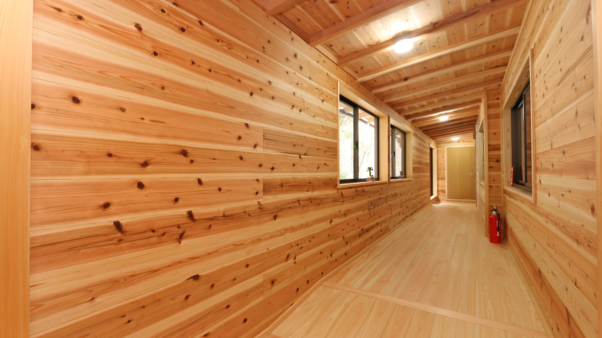 十津川の天然木材を100％使いリフォームした館内