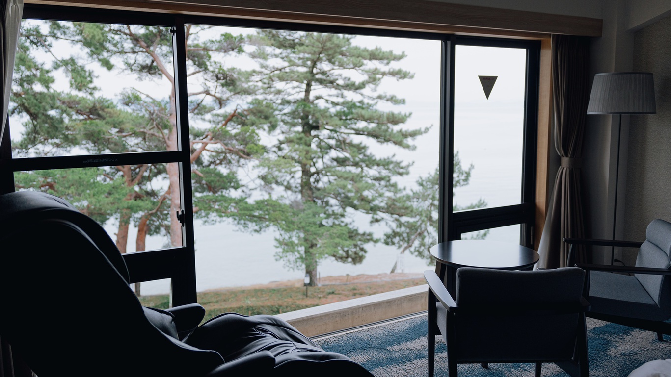 *マッサージチェアに座って琵琶湖を眺める至福のひととき。
