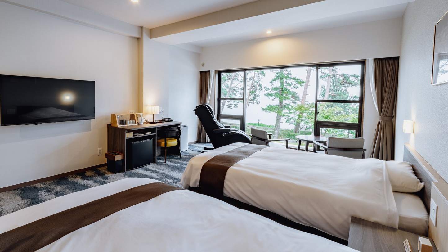 *【本館洋室一例】琵琶湖を眺めながらのんびりお過ごしいただけます。ベッド傍のコンセントはtype-c