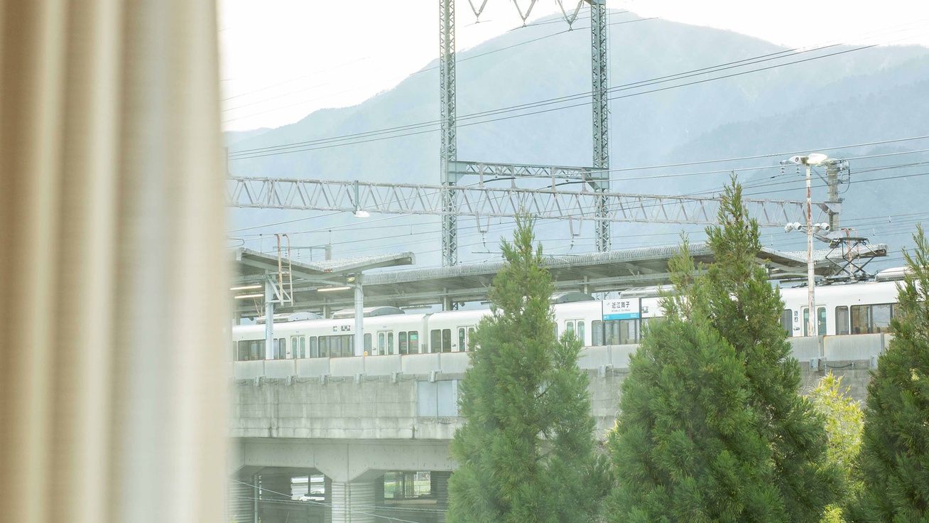 *電車好きにはたまらない！別館洋室からは近江舞子駅に停車する電車が見えます。