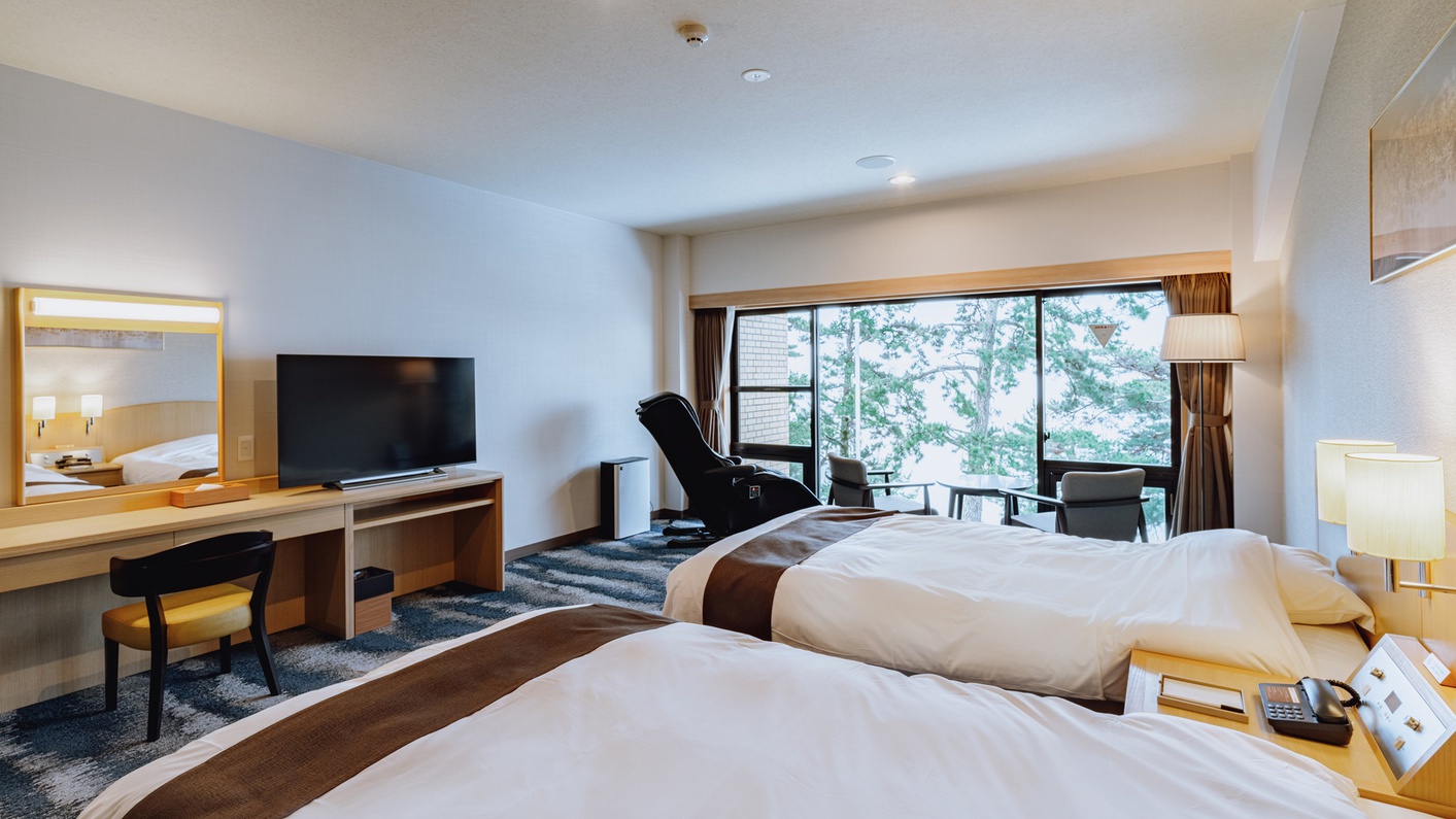 【本館洋室一例】琵琶湖を望む眺望にマッサージチェア完備の人気のお部屋です。