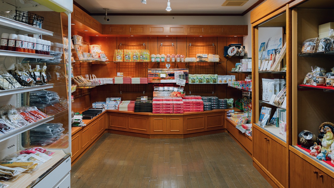 滋賀県ならではのお土産や当館の朝食に出るごはんのお供も販売中♪