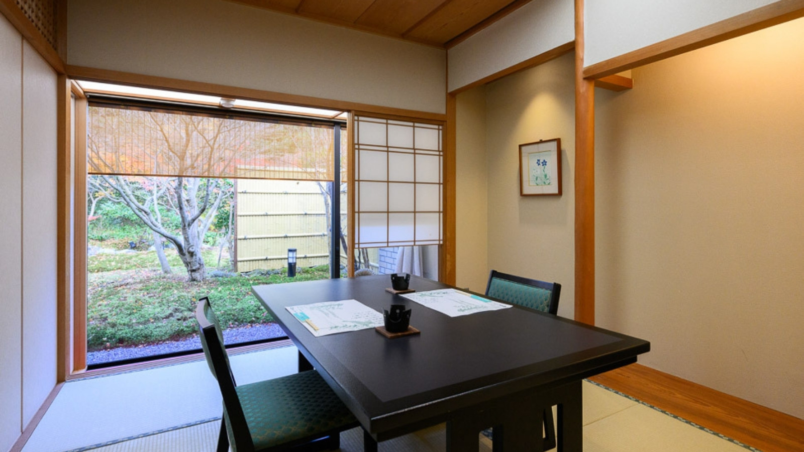 【食事処｜レストラン】お食事はレストランでご用意。個室（別途有料）をご希望の場合はお問合せください。