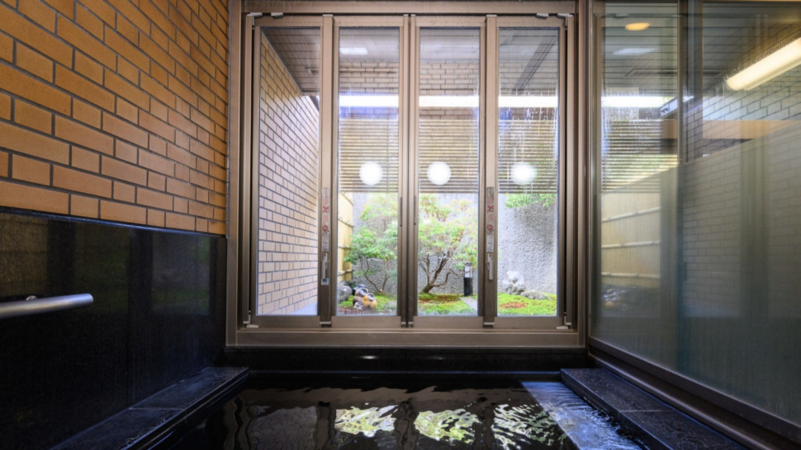 【貸切風呂「雄松」】窓が開閉式となり、半露天風呂としてご利用いただけるようになりました。
