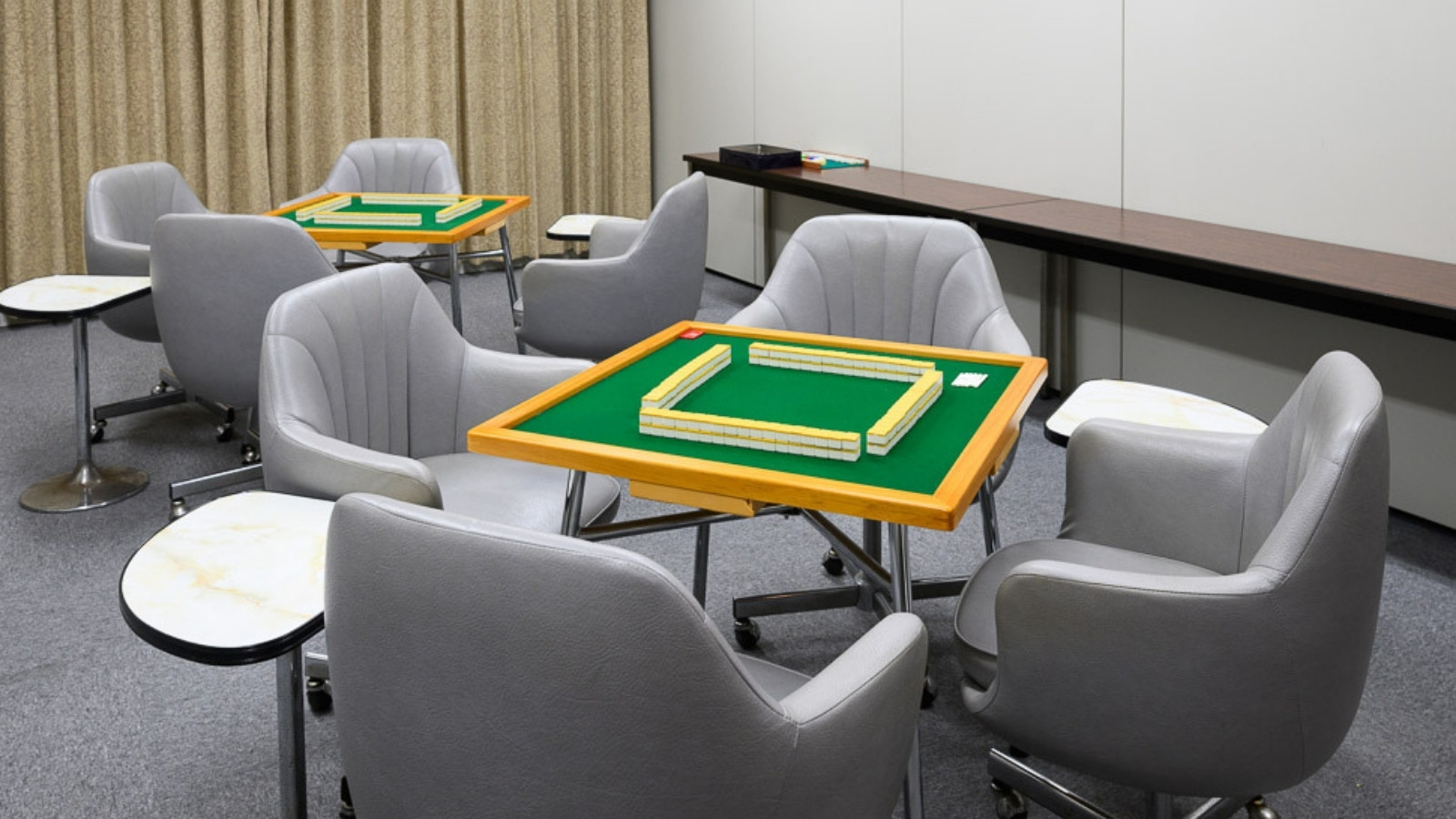 【レジャー】本館2階にある室内レジャーゾーン。卓球台・囲碁将棋・トランプにチェスなどご用意。