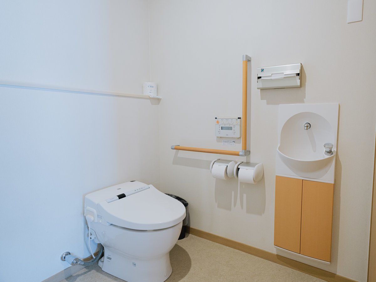 【特別室（和洋室一例）】車いすが入れるバリアフリータイプのトイレです。