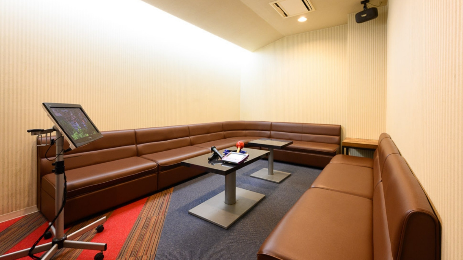 【カラオケルーム「エメラルド」】最大10名様までOK！最新曲も豊富です♪