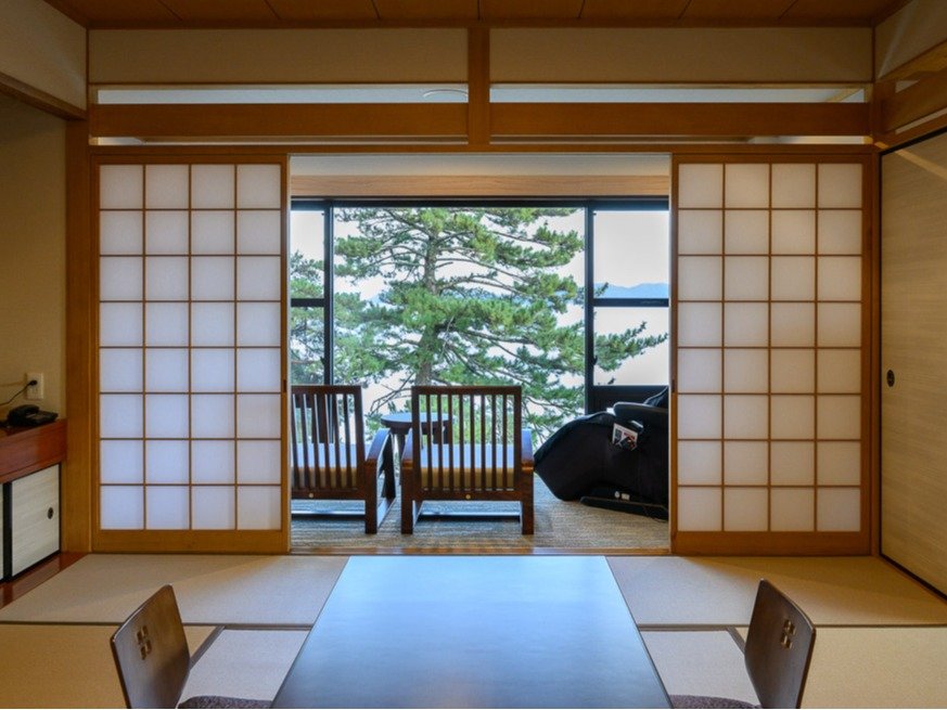 【特別室（和室二間一例）】10畳+6畳の広々とした部屋。襖で仕切れるのでグループにも大人気です。