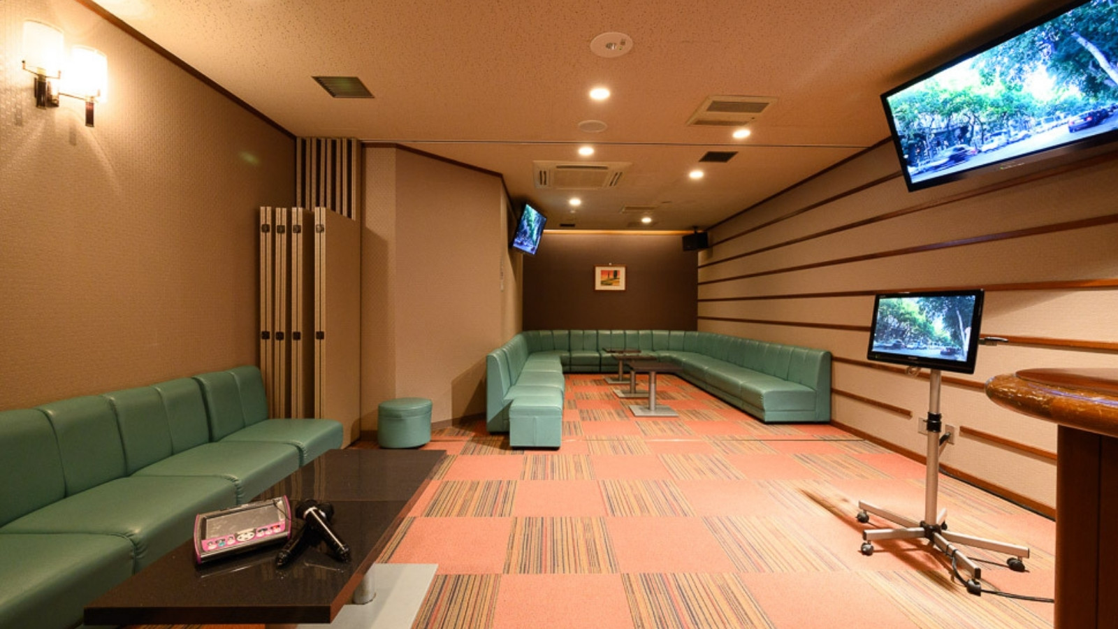 【カラオケルーム「クリスタル」】最大40名までＯＫ！団体様向けのお部屋です。