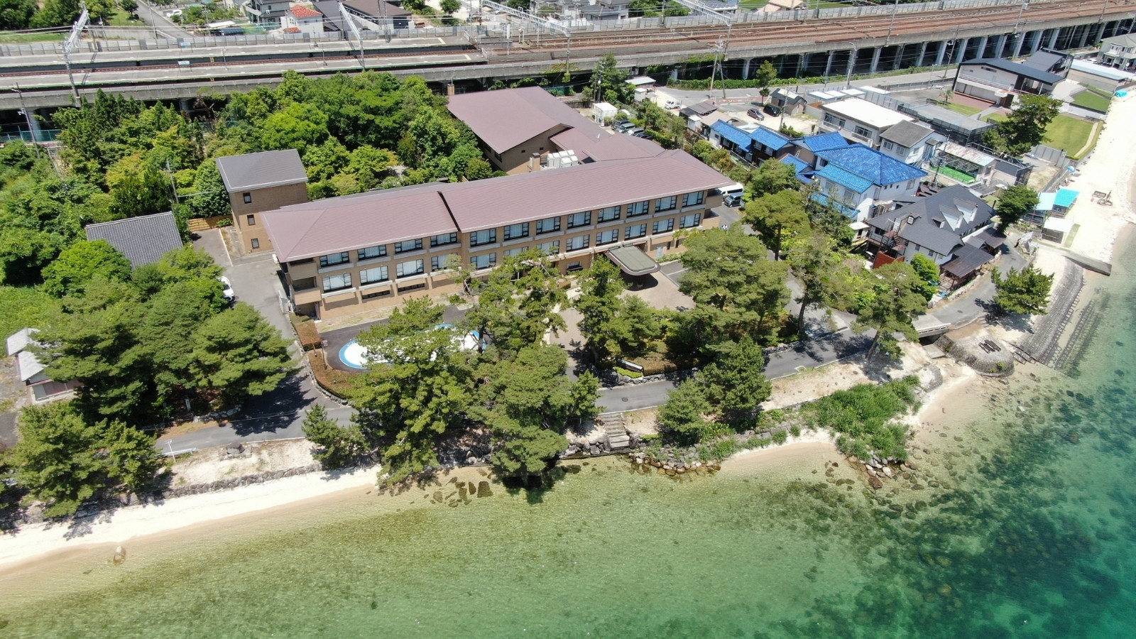 【外観】当館より徒歩10秒！目の前には透明度抜群の琵琶湖が広がります。