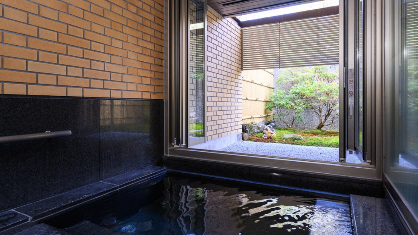 【貸切風呂「雄松」】窓が開閉式となり、半露天風呂としてご利用いただけるようになりました。