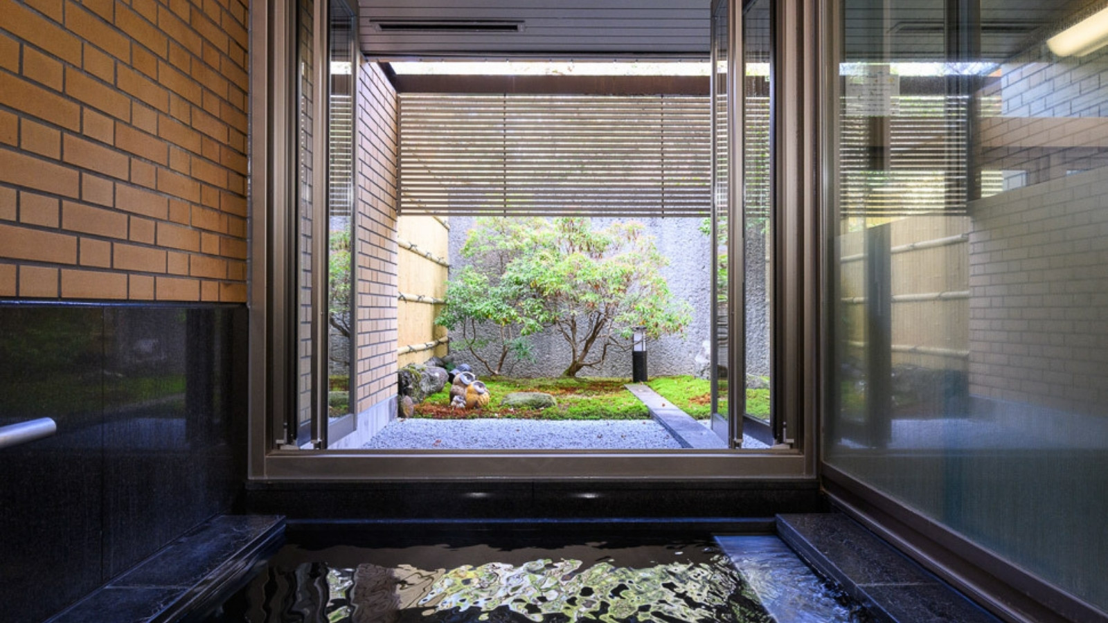 【貸切風呂「雄松」】窓が開閉式となり、半露天風呂としてご利用いただけるようになりました。