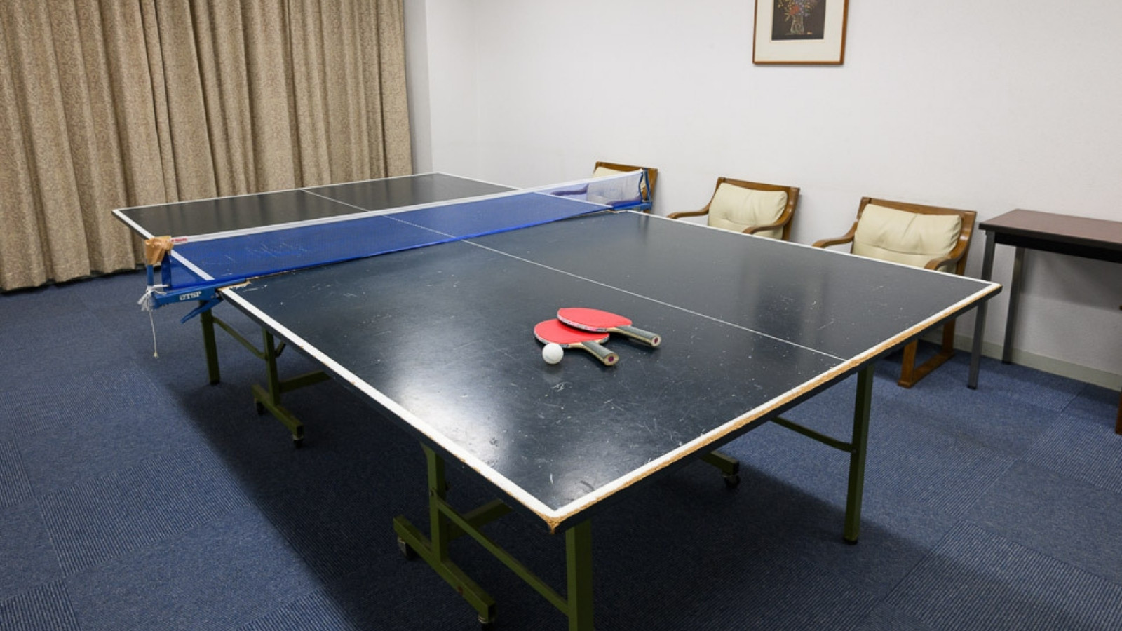 【レジャー】本館2階にある室内レジャーゾーン。卓球台・囲碁将棋・トランプにチェスなどご用意。