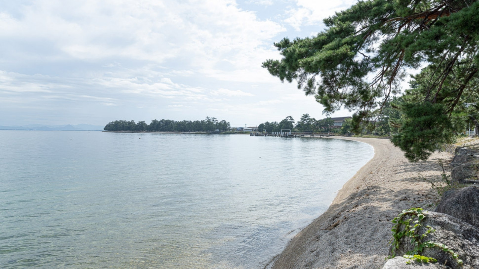 【景観】目の前には白砂青松と透明度抜群の琵琶湖が広がります。